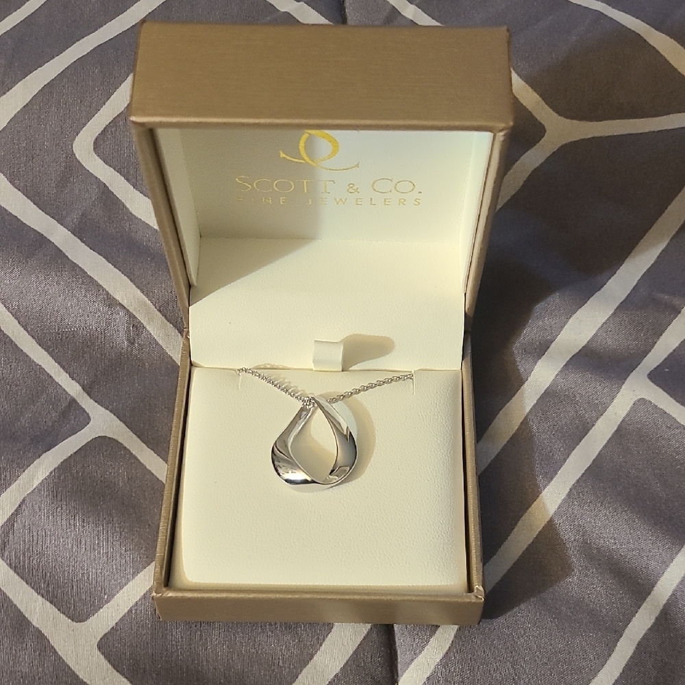 NIB Silver Pendant Necklace